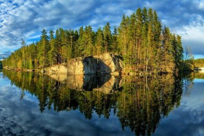 Кюменлааксо – один из живописных районов юго-восточной Финляндии, а жемчужиной его по праву считают Лангинкоски – там, где река Кюмийоки последний раз вспенивается на порогах, прежде чем влить свои воды в Балтийское море.