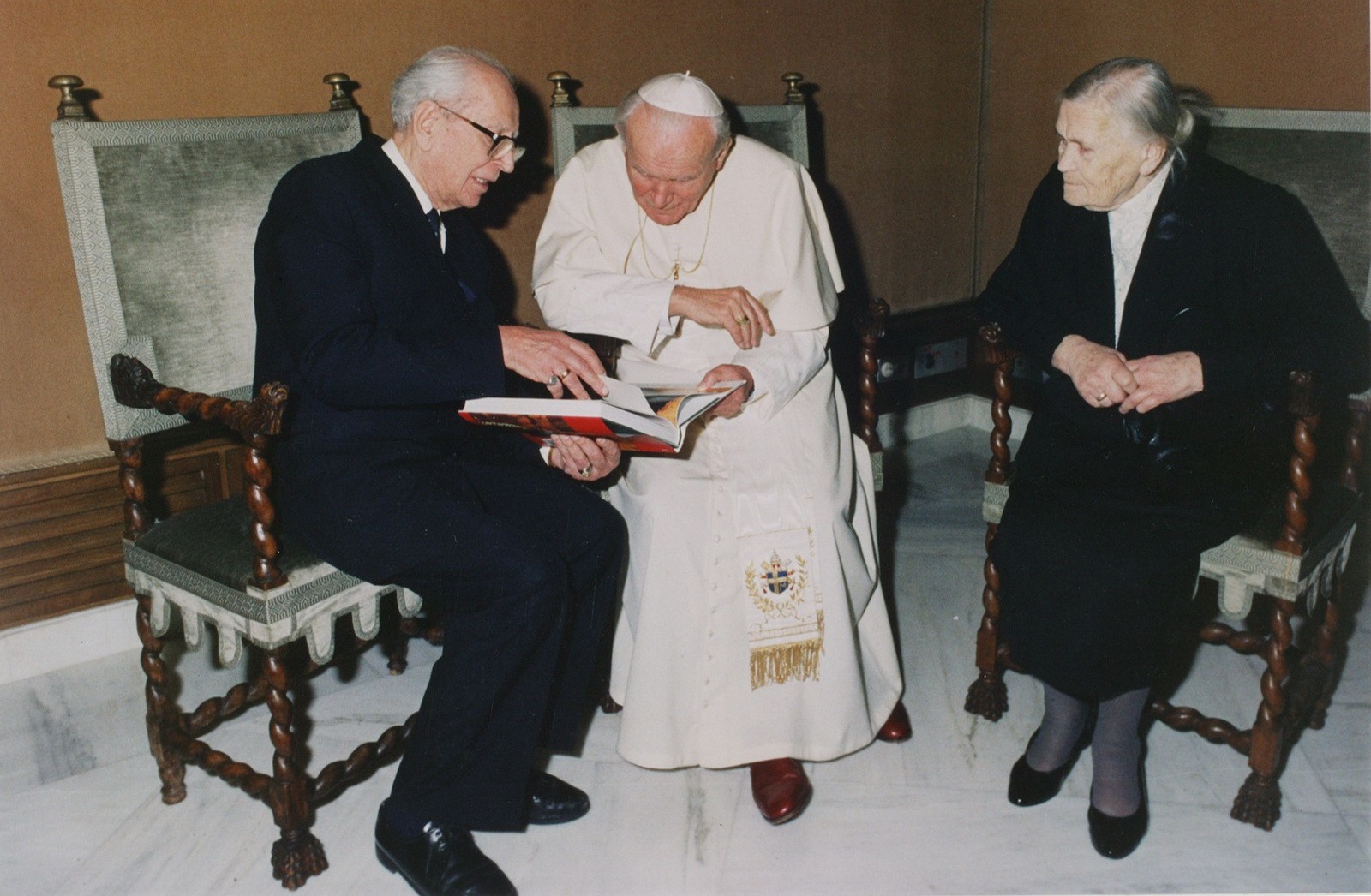 Встреча академика Дмитрия Лихачева и Святого Иоанна Павла II — Папа Римский, предстоятель Римско-католической церкви (с 16 октября 1978 по 2 апреля 2005 года).