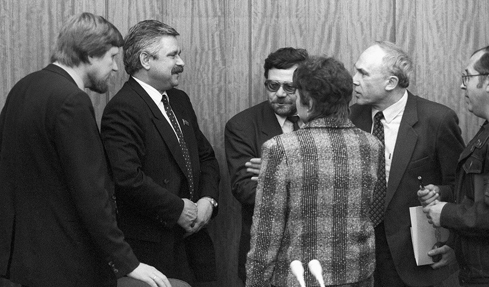 Народный депутат РСФСР, лидер группы «Коммунисты за демократию» Александр Руцкой (второй слева) во время беседы с журналистами, май 1991 года (Фото: Юрий Простяков)