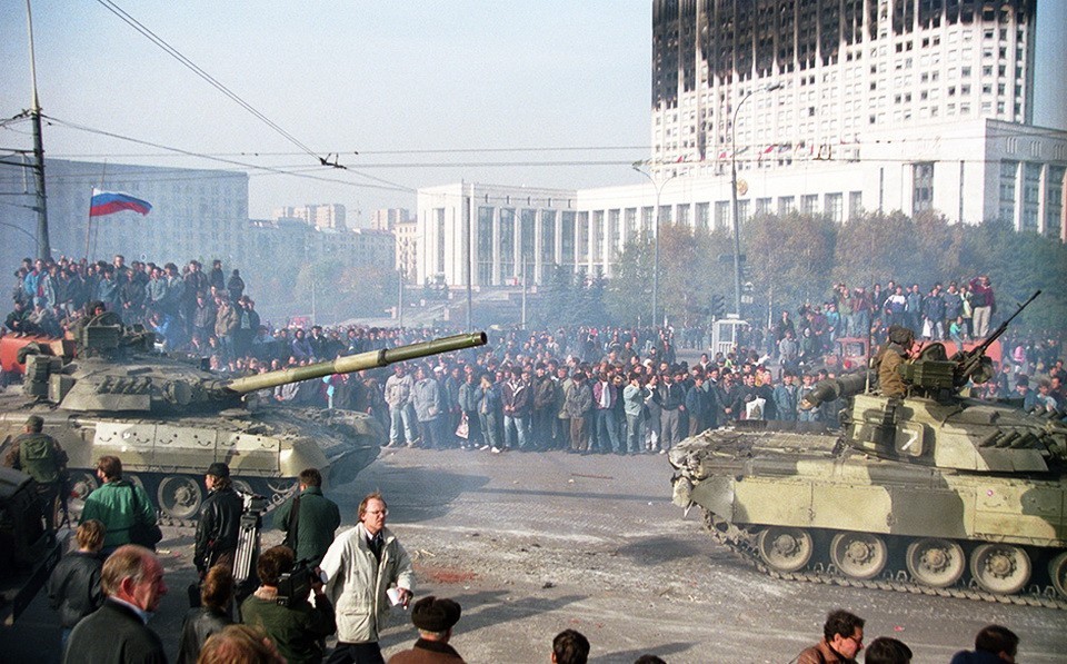 Танки у здания Верховного Совета РФ в октябре 1993 года (Фото: Игорь Зотин)