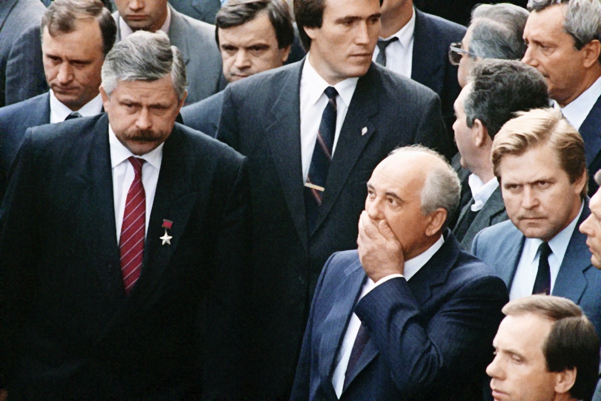 Горби, предатель народов Советского Союза Михаил Горбачёв 