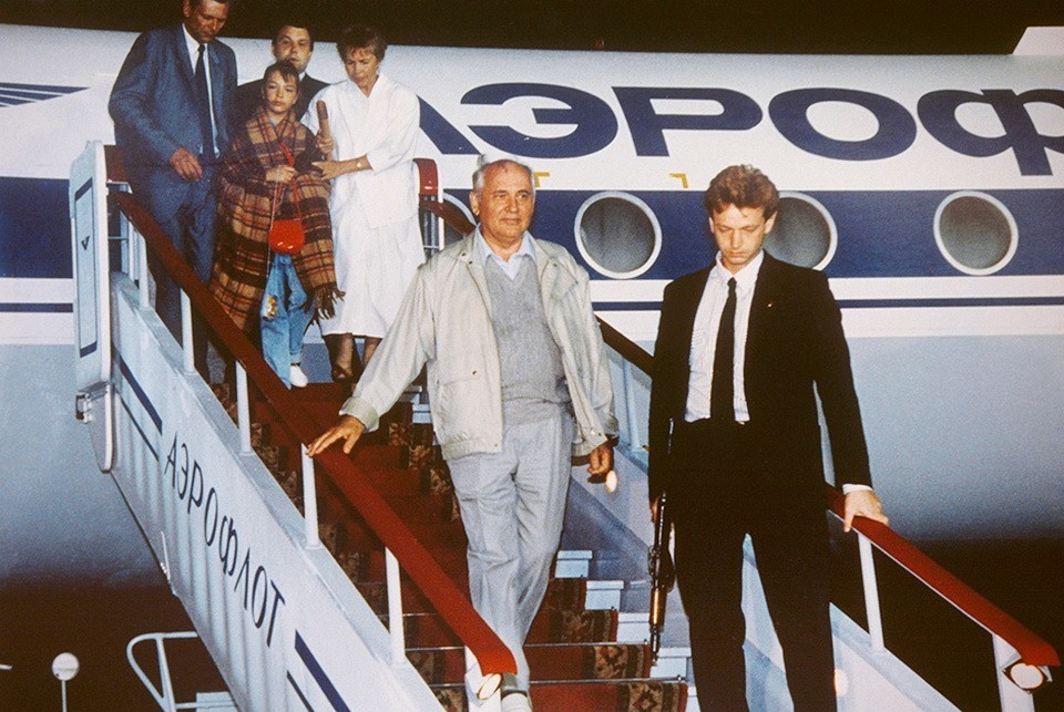 Возвращение Михаила Горбачёва в Москву во время выступления ГКЧП.