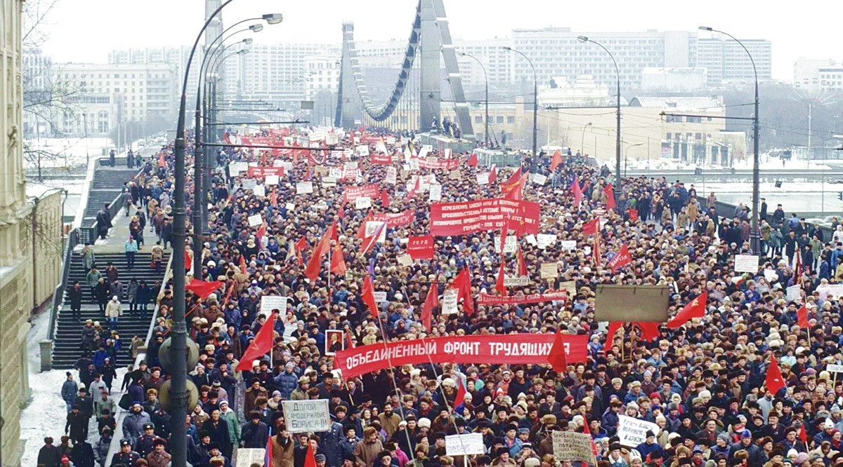 На Крымском мосту в Москве манифестация народных масс