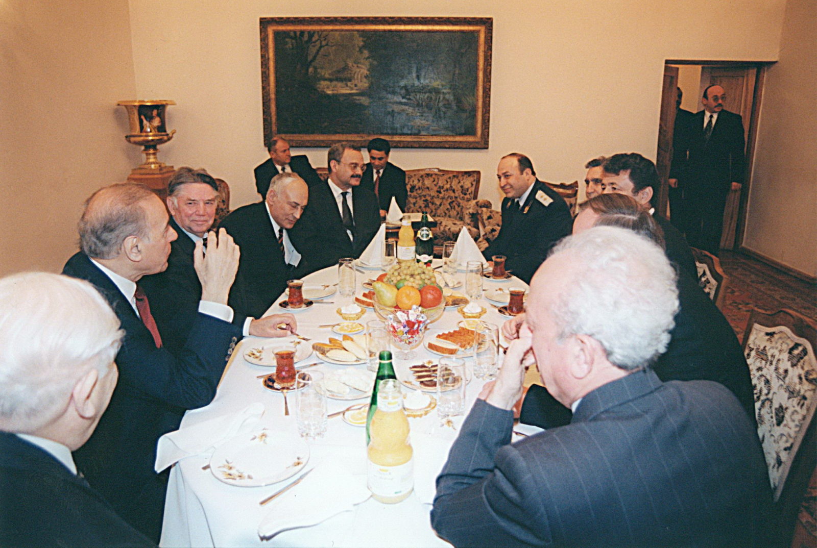 Встреча старых друзей с хлебом и солью: Гейдар Алиев, Александр Сухарев и другие