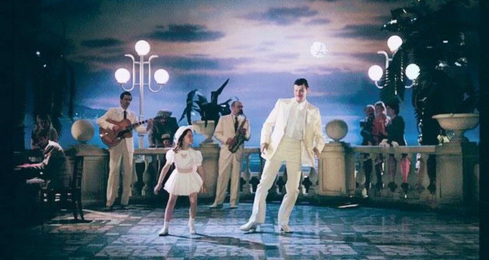 Маленькая Аня Иванова танцует чечётку - кадр из кинофильма "Зимний вечер в Гаграх"