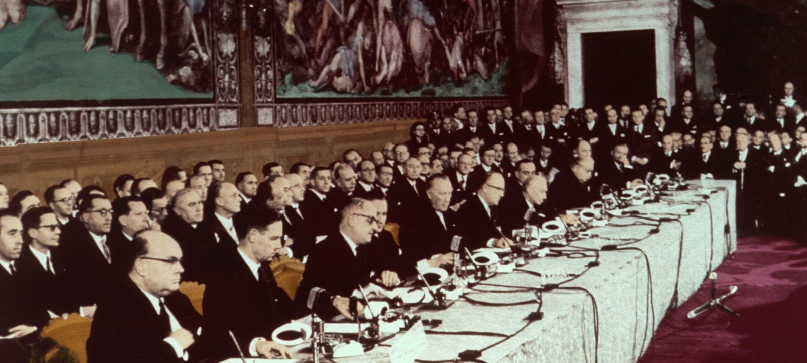Процесс европейской интеграции был инициирован 9 мая 1950 года речью Роберта Шумана, министра иностранных дел Франции, предложившего объединить угольную и сталелитейную промышленность Франции и ФРГ.