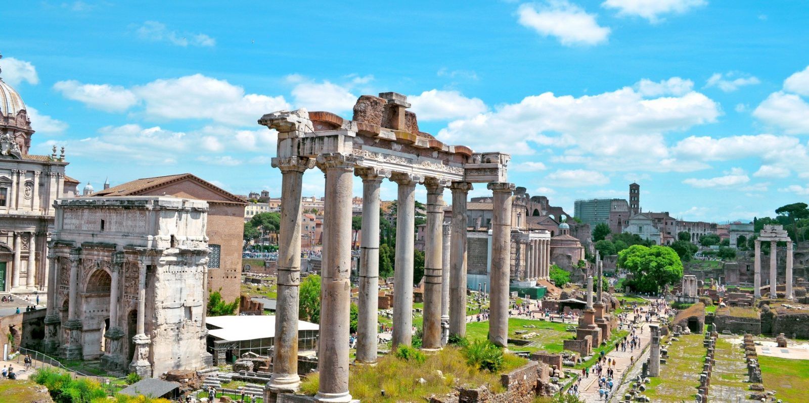 "Римский Форум — Форум в центре Древнего Рима, вместе с прилегающими зданиями. Первоначально на нём размещался рынок, позже он включил в себя комиций, курию, и приобрёл политические функции…