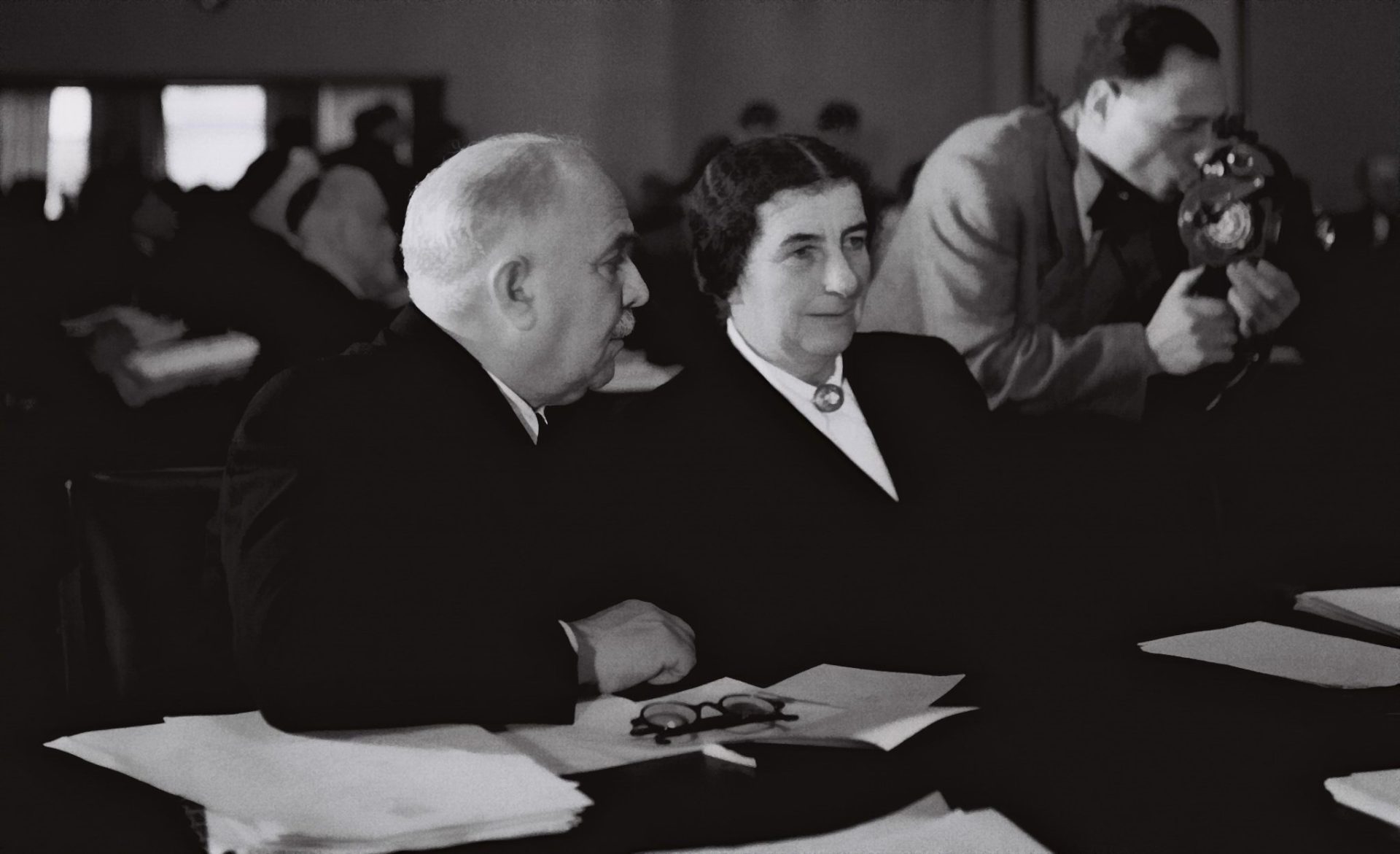 Голда Меир и Давид Ремез на первом заседании Кнессета в Иерусалиме, 26 декабря 1949 г.
