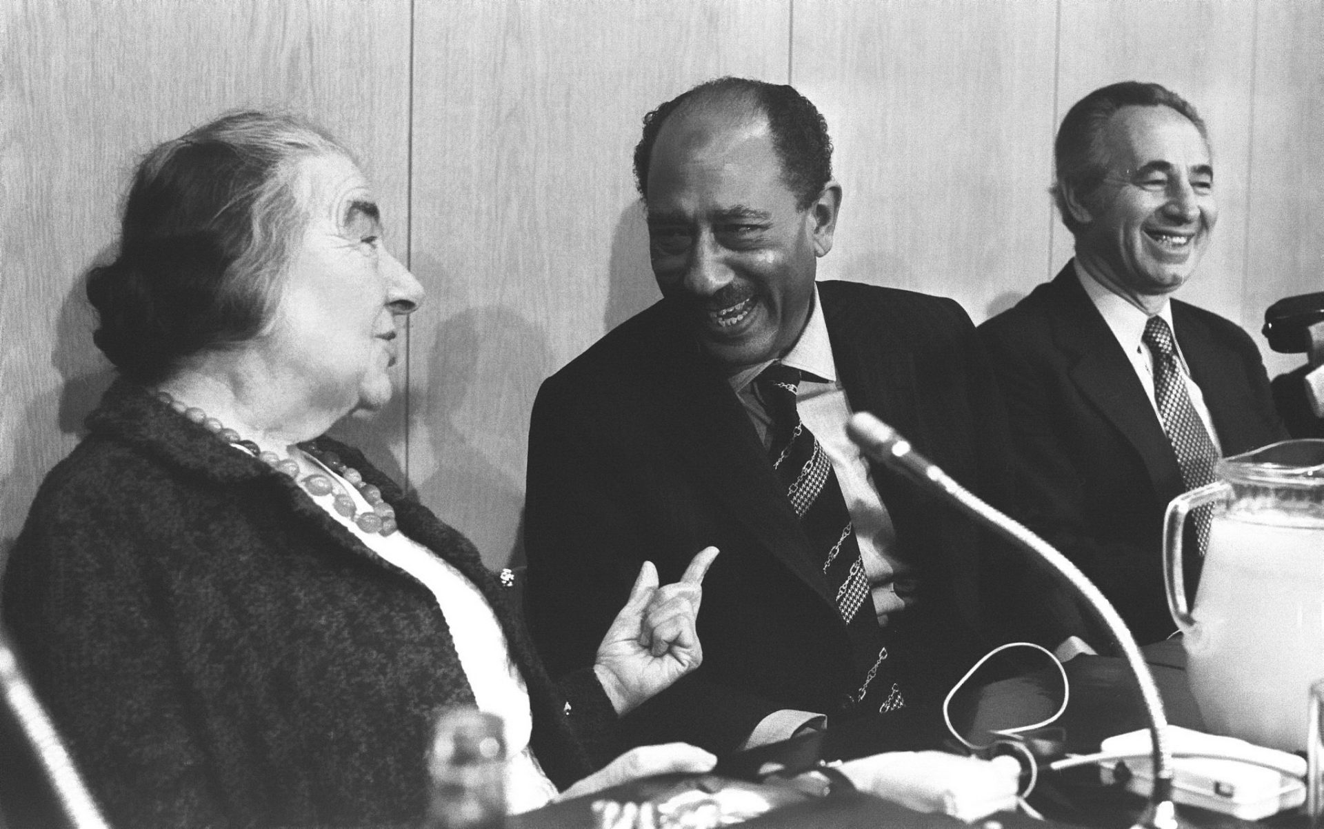 Анвар Садат с Голдой Меир и Шимоном Пересом в Кнессете