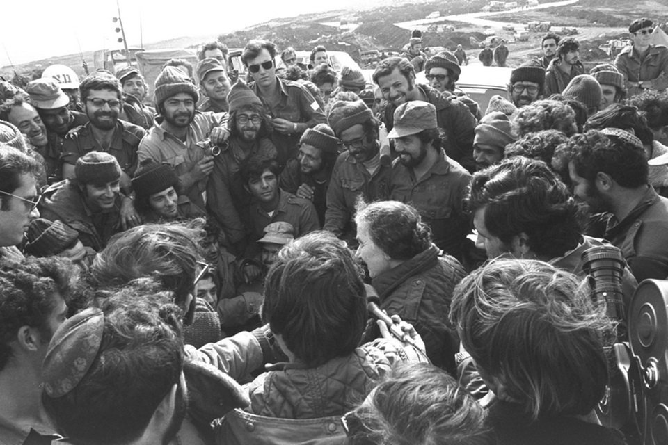 Премьер-министр Голда Меир встречается с войсками ЦАХАЛа на Голанских высотах во время войны Судного дня 