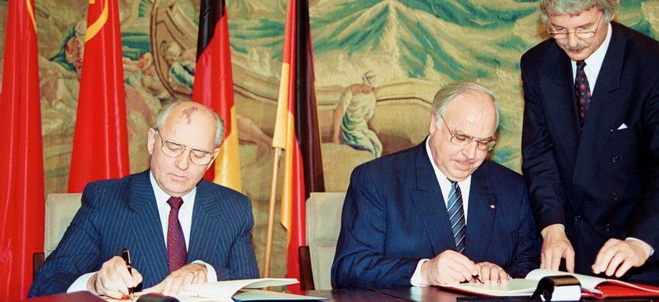 Михаил Горбачёв и Гельмут Коль подписывают договор об объединении ФРГ и ГДР - Германии