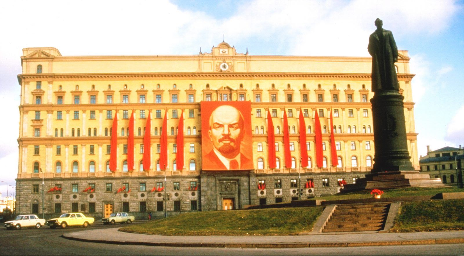 Символы государства: КГБ СССР с памятником Дзержинскому