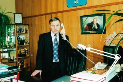 Мэр Южно-Сахалинска Сидоренко Фёдор Ильич у себя в кабинете