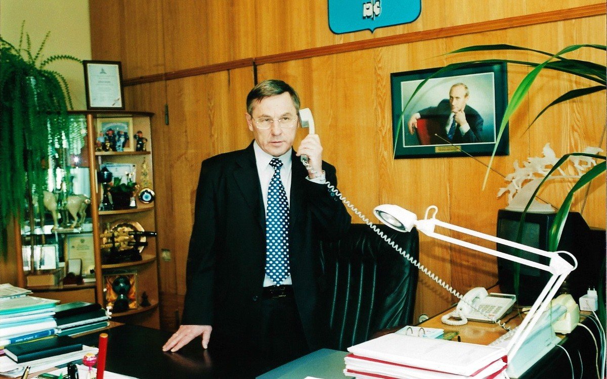 Мэр Южно-Сахалинска Сидоренко Фёдор Ильич у себя в кабинете