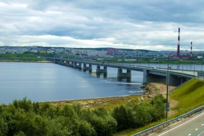 Другой «ударной стройкой» стало возведение самого крупного искусственного сооружения на северо-западе России — моста через Кольский залив в Мурманске протяжённостью 1,6 километра.