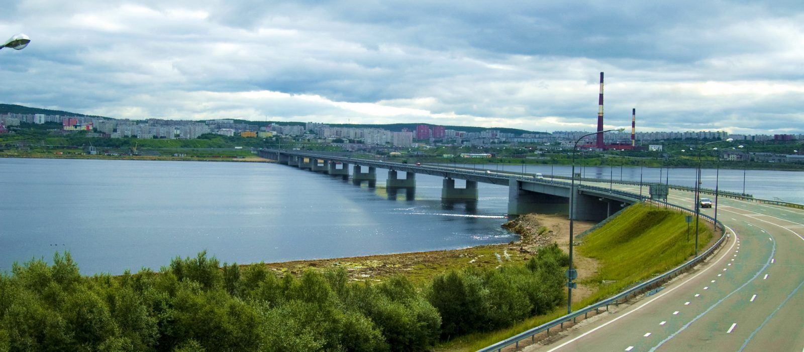 Мосты интеграции... Другой «ударной стройкой» стало возведение самого крупного искусственного сооружения на северо-западе России — моста через Кольский залив в Мурманске протяжённостью 1,6 километра. 