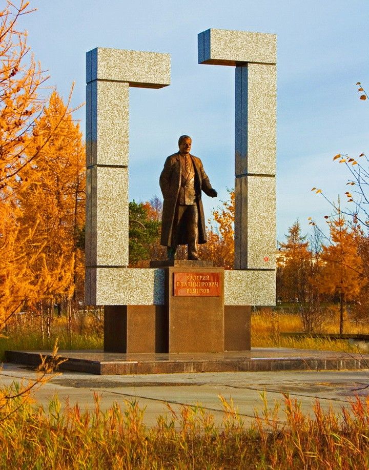 Памятник Валерию Владимировичу Ремизову в Надыме.