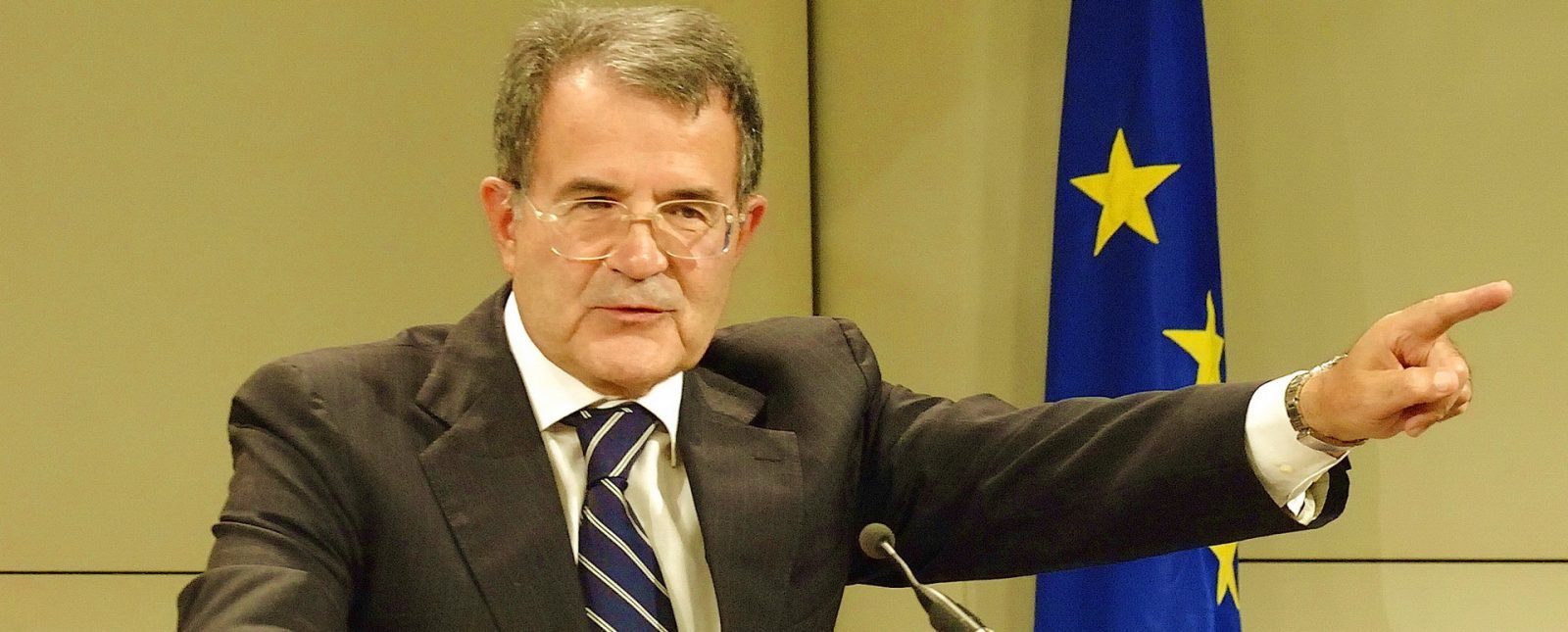 Романо Проди — итальянский левоцентристский политик, премьер-министр Италии (1996-1998, 2006-2008). Между двумя премьерствами был президентом Еврокомиссии (1999-2004). Занимал должность спецпосланника Генерального секретаря ООН по региону Сахеля. С 2008 года почётный доктор МГИМО...