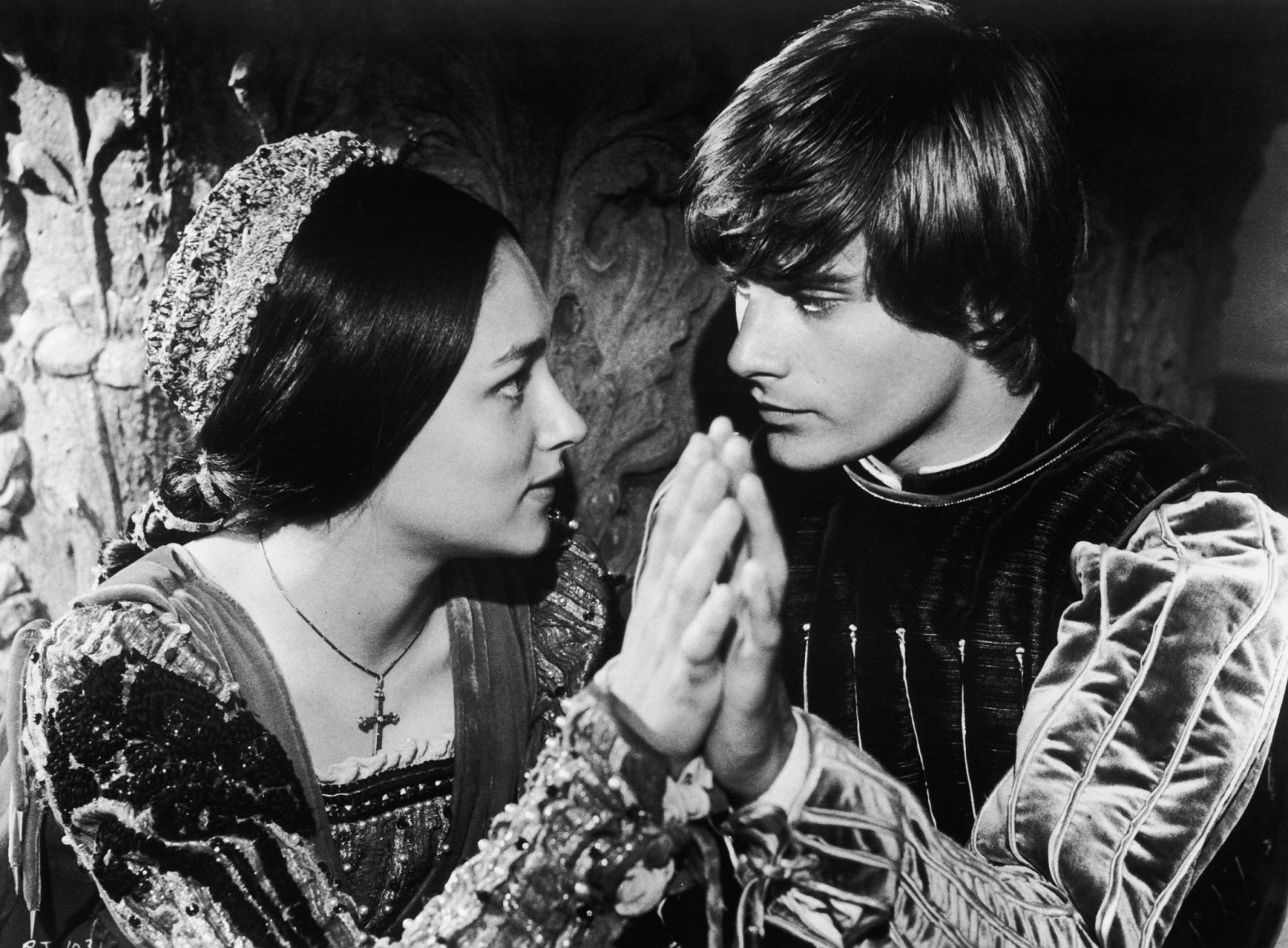 История любви Ромео и Джульетты... Из 800 молодых актрис, претендовавших на роль Джульетты, и 300 на роль Ромео режиссер выбрал 16-летнюю красавицу Оливию Хасси и 17-летнего Леонарда Уайтинга