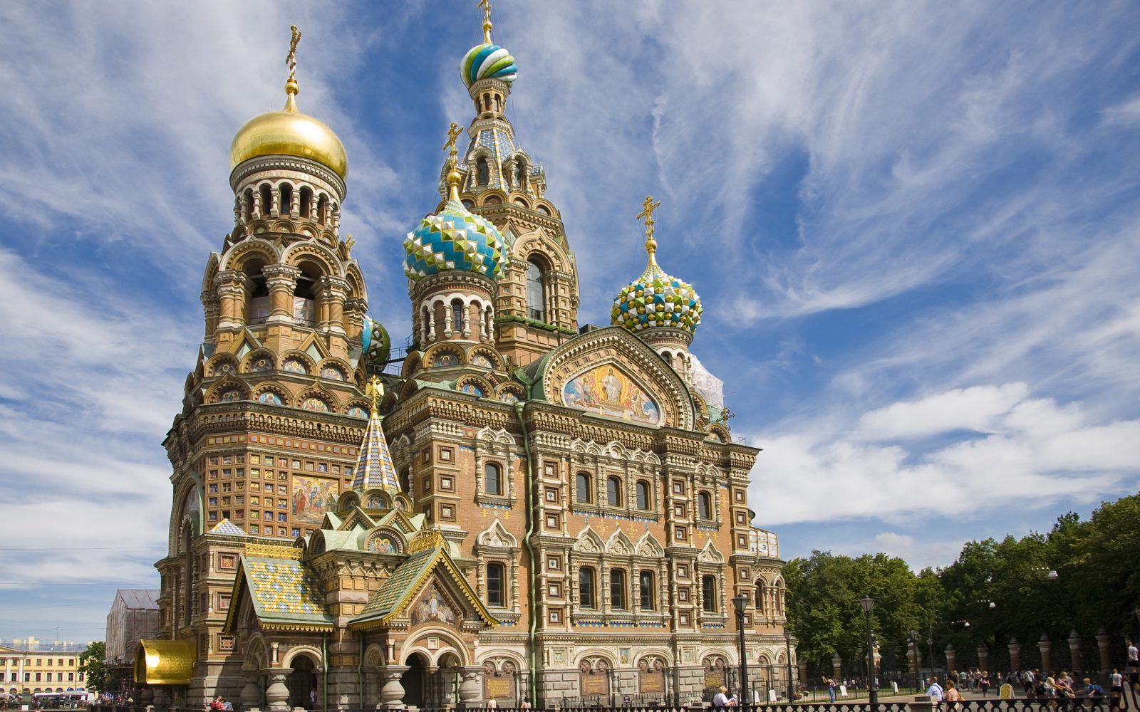 Индивидуальный характер Санкт-Петербурга наиболее ярко выражен в архитектуре комплекса архитектурных ансамблей вдоль набережных Невы, где царствует гармония чередующихся образов.