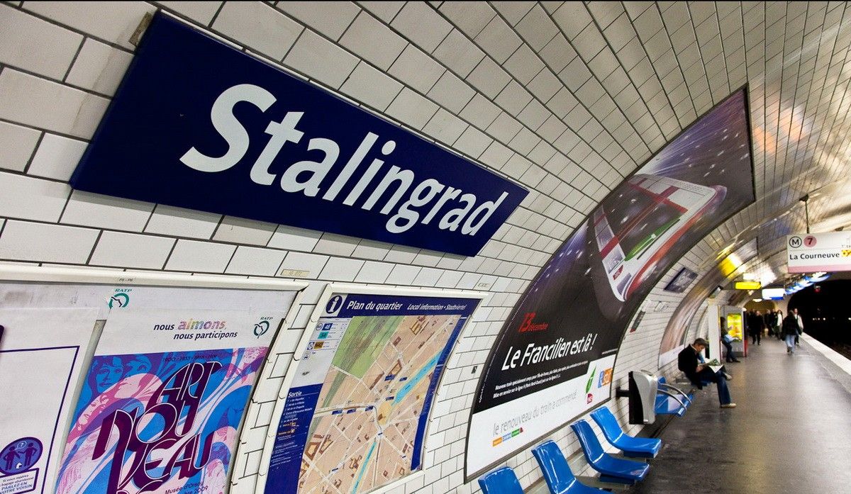 Карающий меч Сталинграда... Парижское метро, станция "Сталинградская", там же и одноимённая площадь - "Сталинградская площадь"