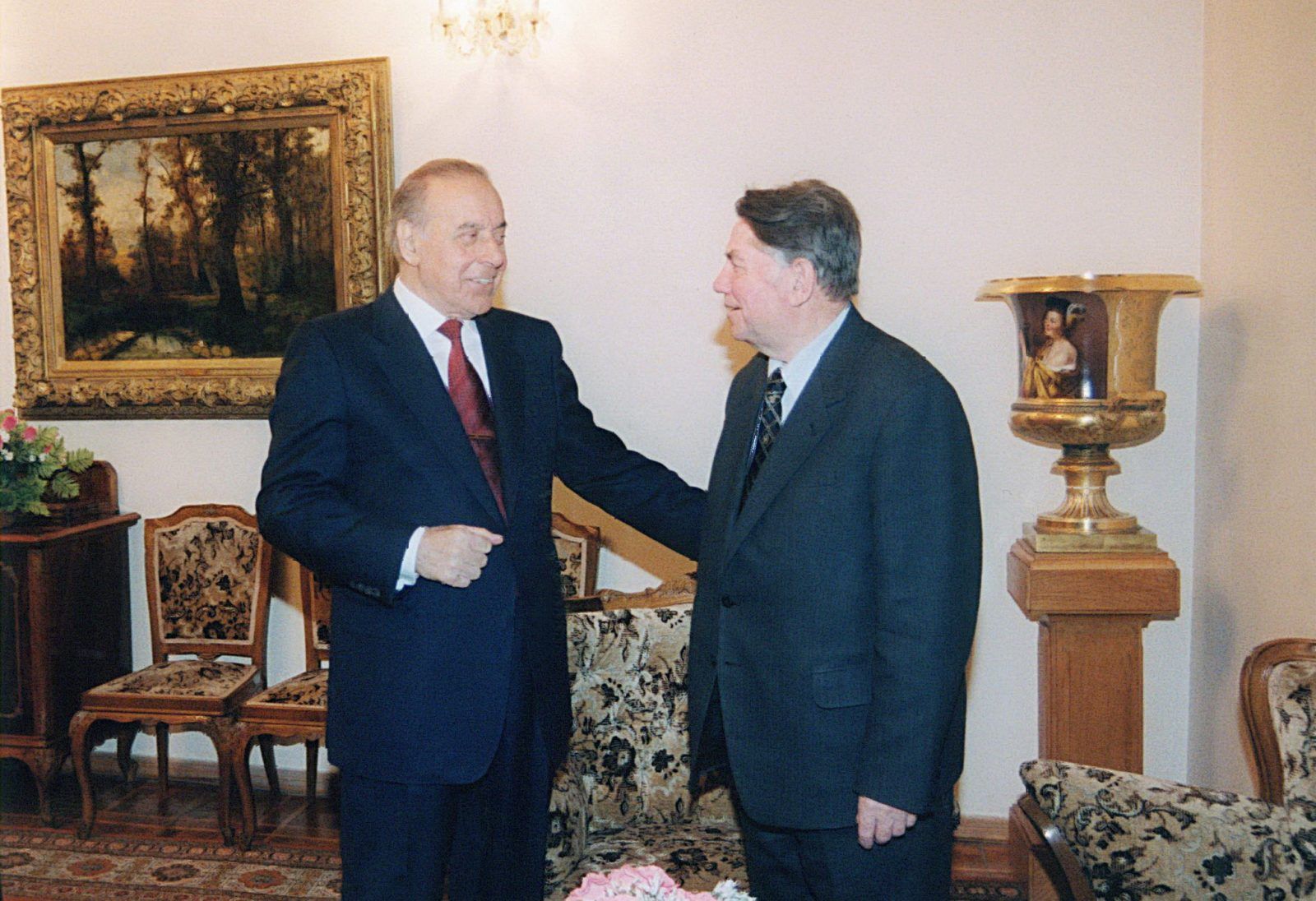 Под Бобруйском он в плен взял 300 немцев...Гейдар Алиев принимает Александра Сухарева, Генерального прокурора СССР