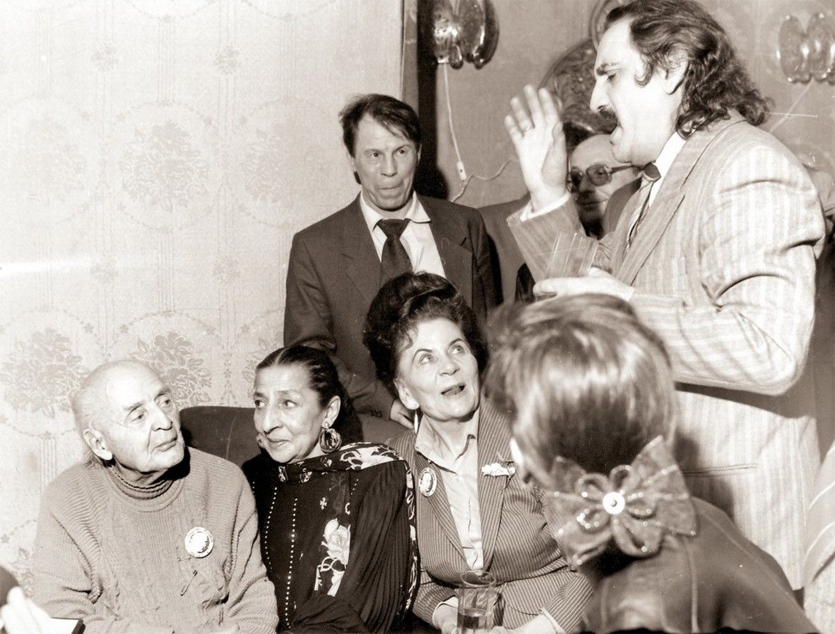 Вадим Козин и его двоюродная сестра Вера Придворова вместе с московскими гостями у них в гостях в Магадане