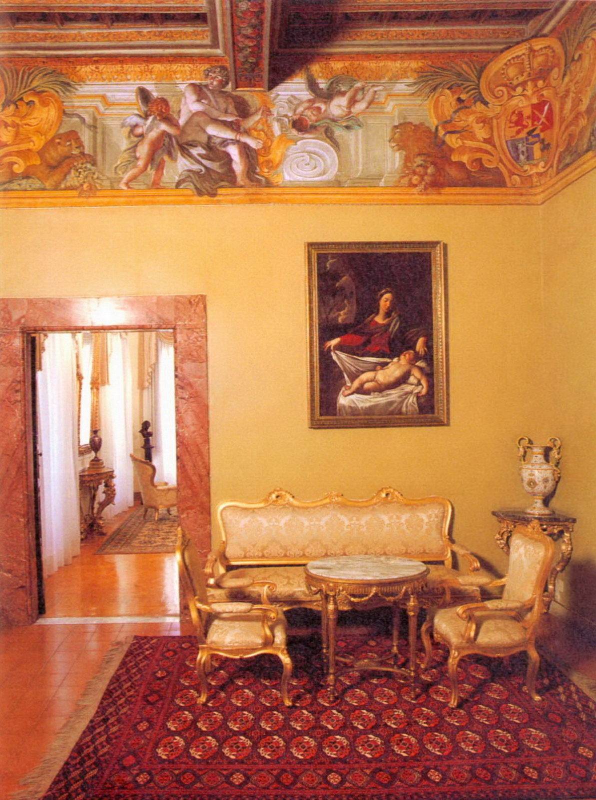 Зал с изображением Меркурия, развязывающего сандалии. В углах гербы князя Абамелек-Лазарева. Домик Бельведер