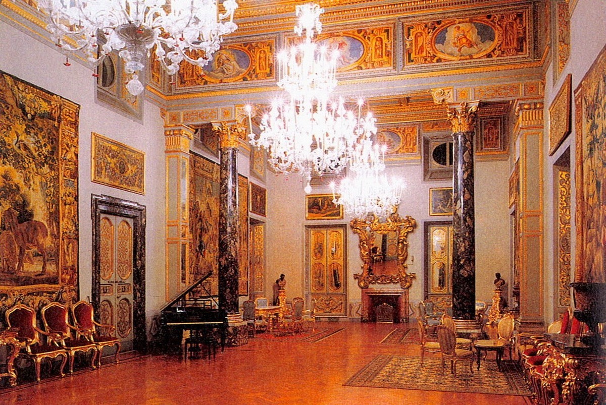 Вилла Абамелека-Лазарева: золоченый резной потолок Большого, или Парадного зала в стиле итальянских палаццо
