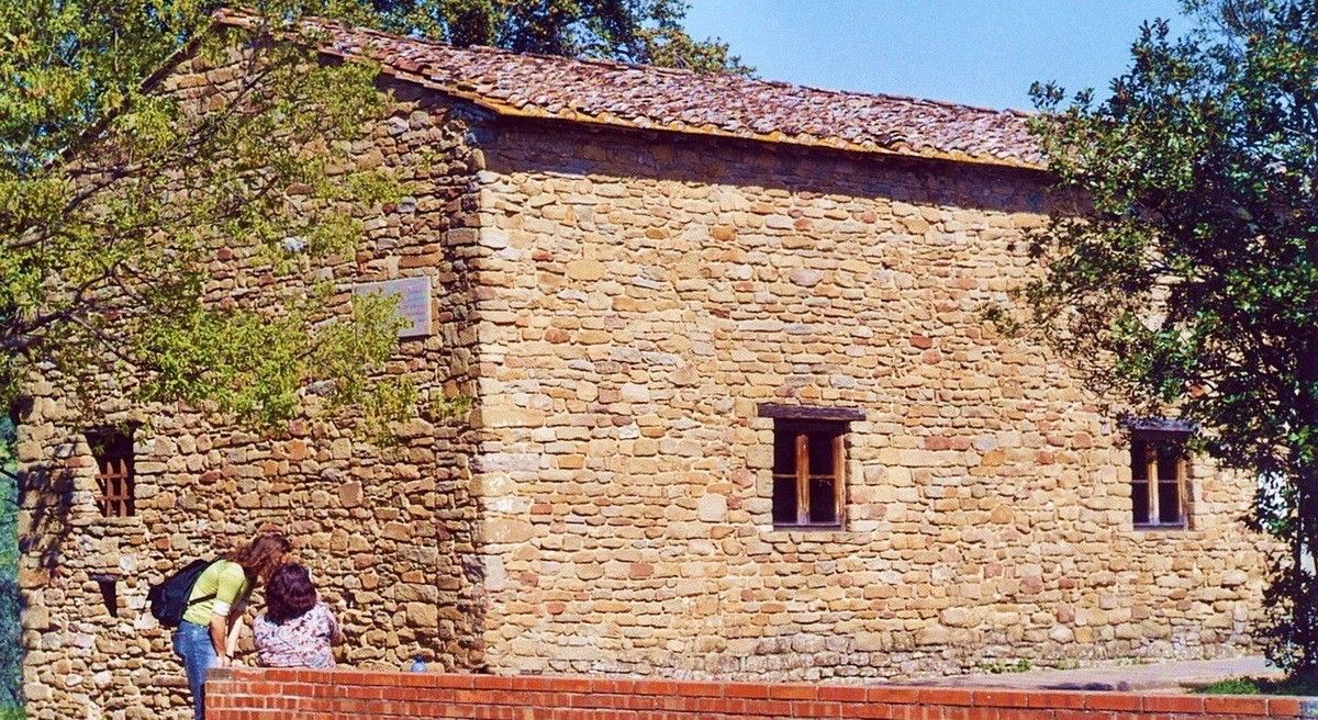 Дом, в котором, предположительно, родился Леонардо да Винчи. Он находится в местечке Анкиано, недалеко от Винчи и представляет собой простую крестьянкую усадьбу с каменным фасадом, каких очень много в тосканской сельской местности...