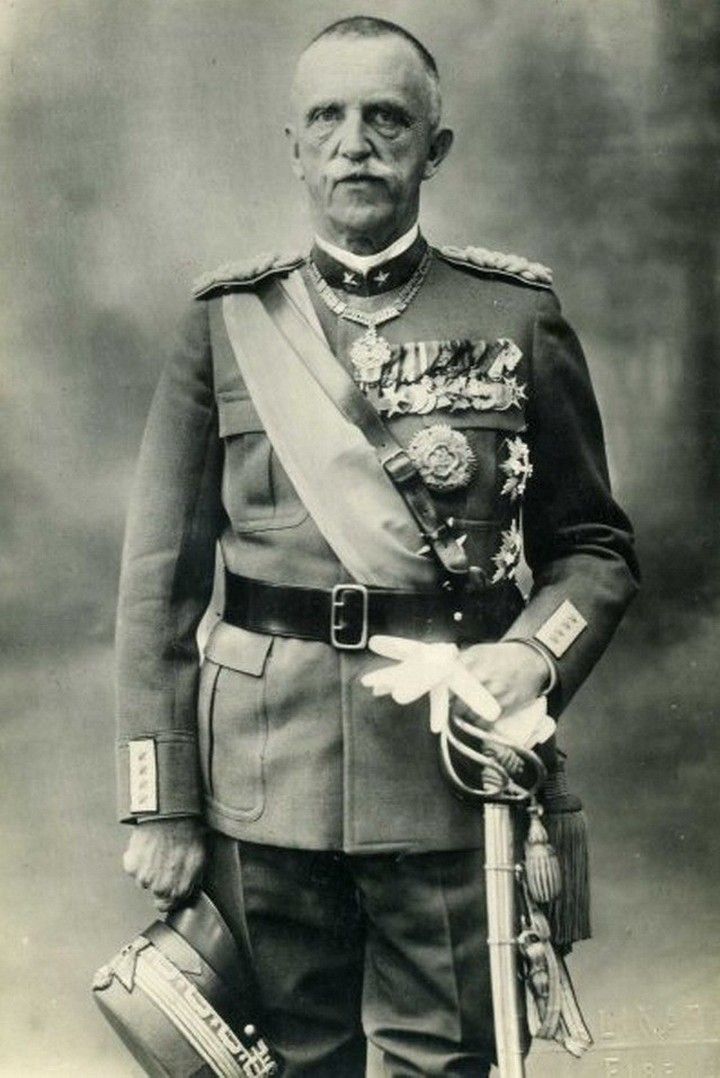 Король Италии Виктор Эммануил III — третий король единой Италии нового времени — с 29 июля 1900 года, император Эфиопии — с 9 мая 1936 по 5 мая 1941 года, король Албании — с 16 апреля 1939 по 8 сентября 1943 года. Первый маршал Империи, представитель Савойской династии, единственный сын и преемник короля Умберто I