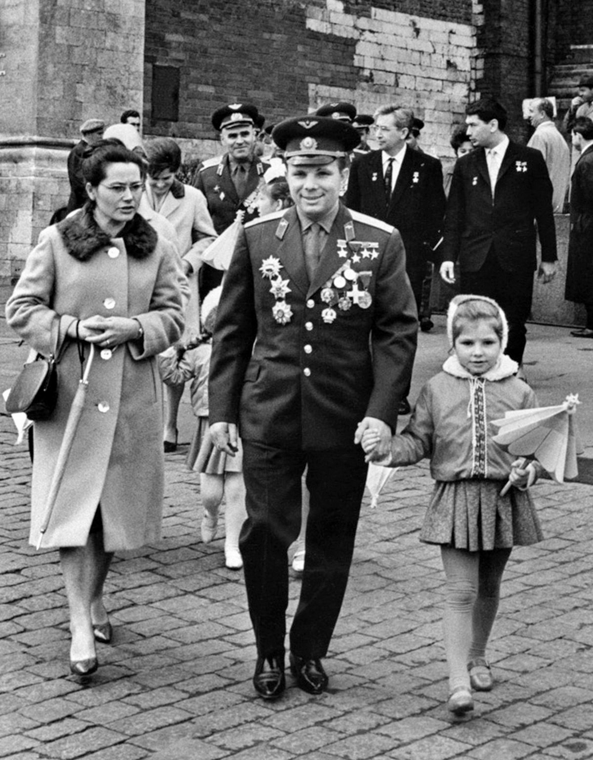 Первый космонавт Земли, советский космонавт Юрий Алексеевич Гагарин вместе с дочерью и женой