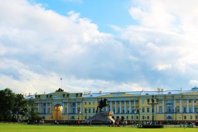 Здание русского Сената на фоне памятника егоучредителя - основателя Санкт-Петербурга Петра Великого