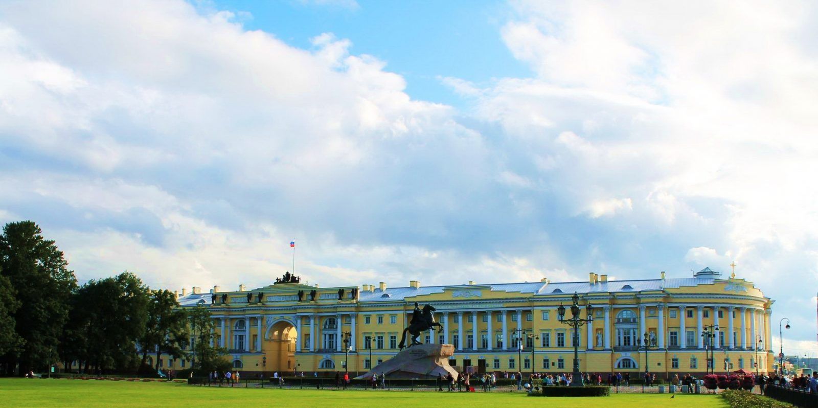 Здание русского Сената на фоне памятника его учредителя - основателя Санкт-Петербурга Петра Великого 